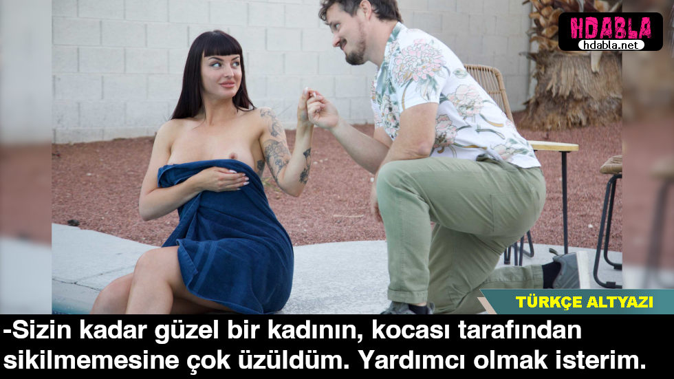 Havuz başında çıplak oturan evli mutsuz kadını görünce yazıldı Havuz başında çıplak oturan evli mutsuz kadını görünce yazıldı